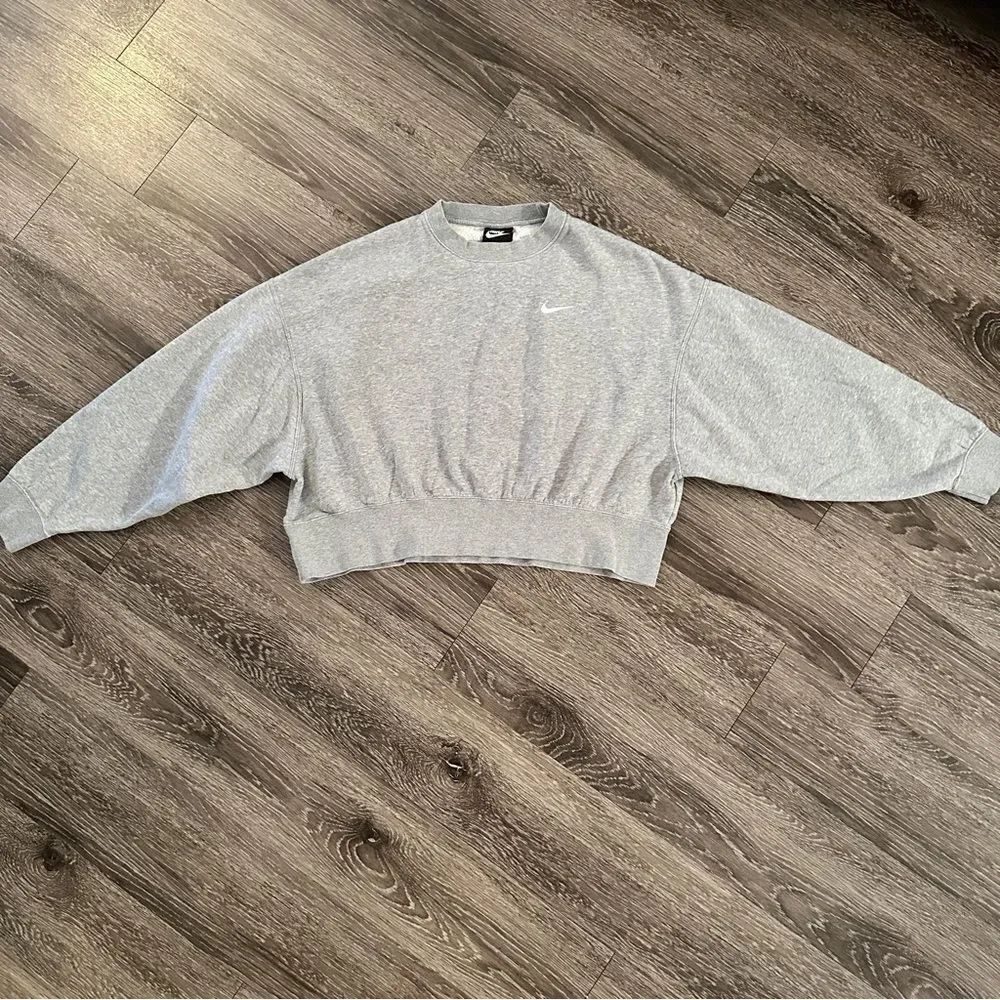 Nike Essential FleeceβCropβCrewneckβSweatshirt